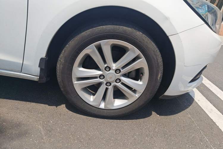 Used Chevrolet Cruze 2015 1.5L Automatic Fashion Navigation Edition Right Front Wheel Hub
