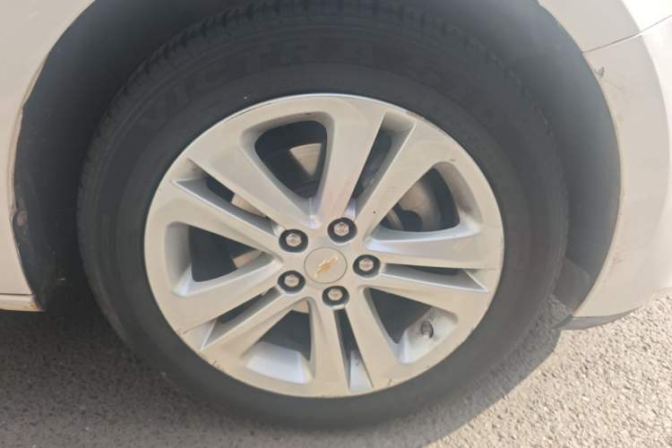Used Chevrolet Cruze 2015 1.5L Automatic Luxury Edition Right Front Wheel Hub