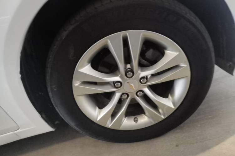 Used Chevrolet Cruze 2015 1.5L Classic SE AT Right Front Wheel Hub