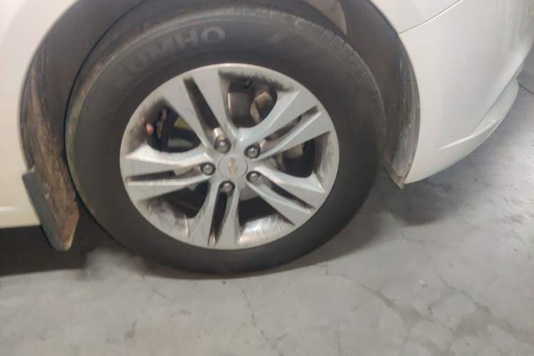 Used Chevrolet Cruze 2015 1.5L Classic SE AT Right Front Wheel Hub