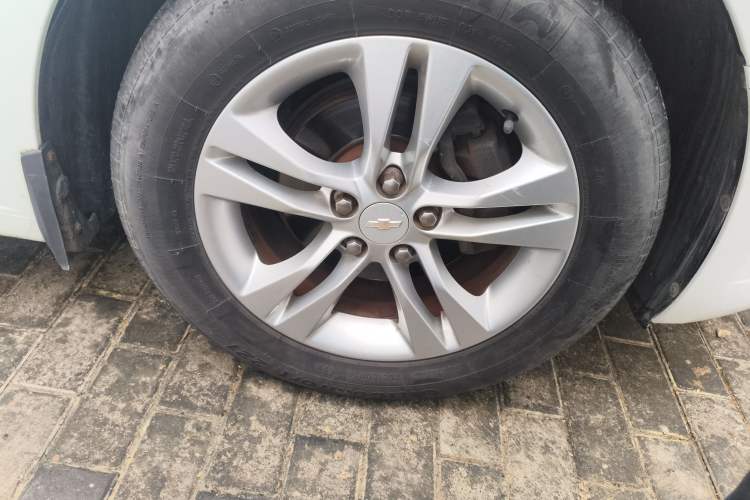 Used Chevrolet Cruze 2015 1.5L Classic SE MT Right Front Wheel Hub