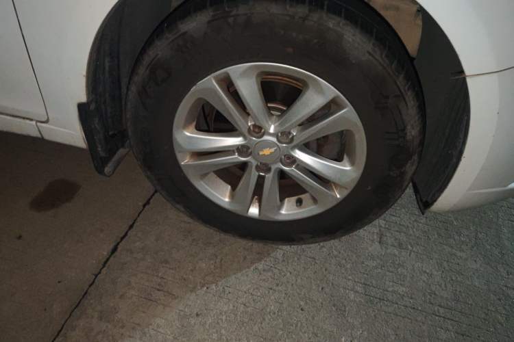 Used Chevrolet Cruze 2015 1.5L Classic SL MT Right Front Wheel Hub