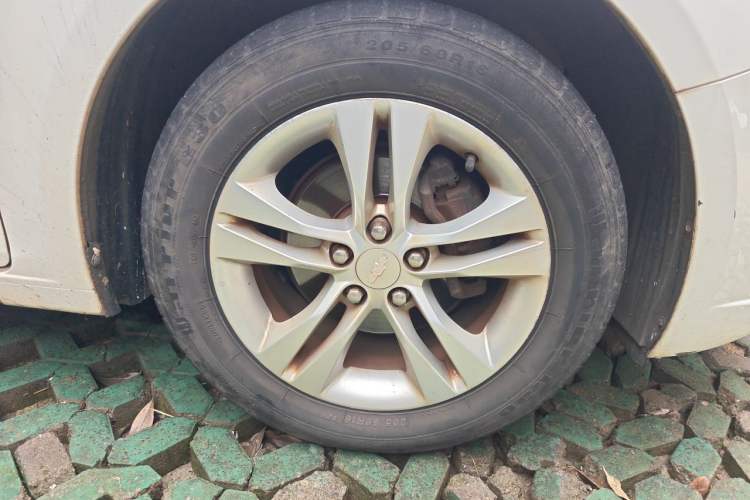 Used Chevrolet Cruze 2015 1.5L Classic SE MT Right Front Wheel Hub