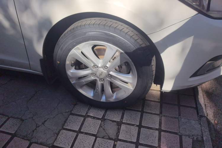 Used Chevrolet Cruze 2015 1.5L Automatic Luxury Edition Right Front Wheel Hub