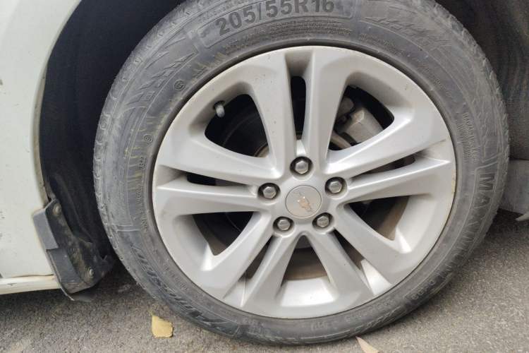 Used Chevrolet Cruze 2015 1.5L Automatic Luxury Edition Right Front Wheel Hub