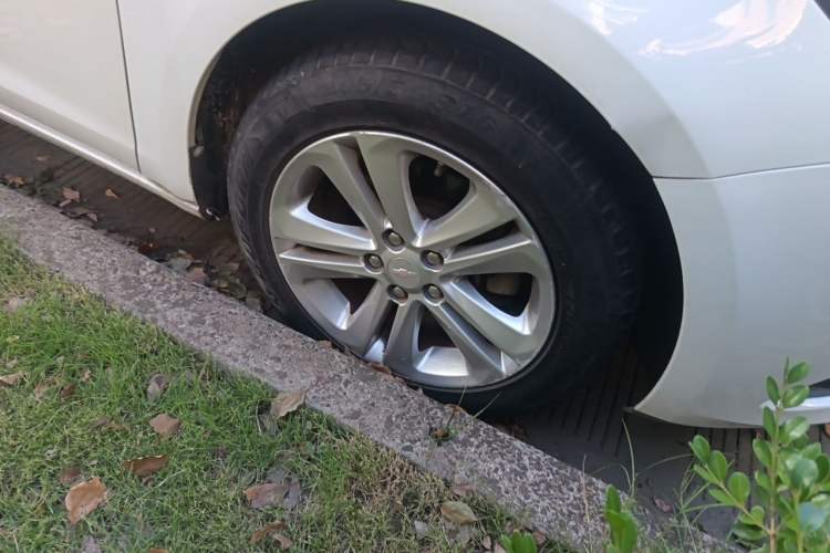 Used Chevrolet Cruze 2015 1.5L Automatic Fashion Navigation Edition Right Front Wheel Hub