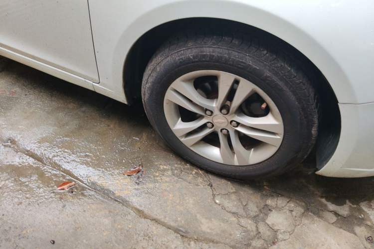 Used Chevrolet Cruze 2015 1.5L Automatic Luxury Edition Right Front Wheel Hub