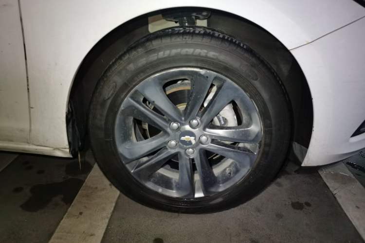 Used Chevrolet Cruze 2015 1.4T Manual Elite Edition Right Front Wheel Hub