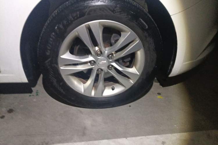 Used Chevrolet Cruze 2015 1.5L Classic SE MT Right Front Wheel Hub