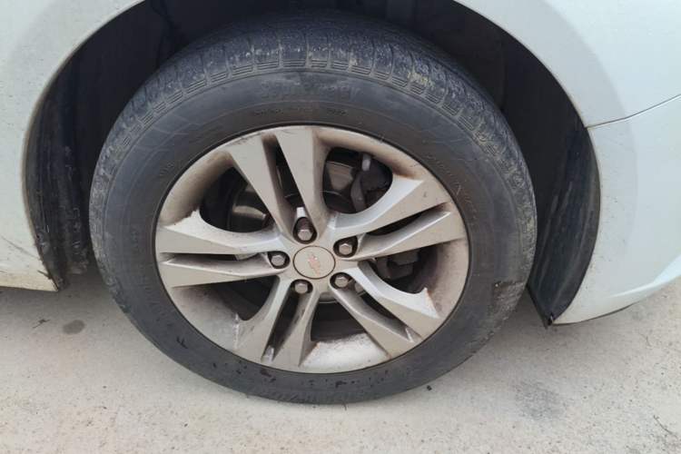 Used Chevrolet Cruze 2015 Hatchback 1.6L Automatic Comfort Edition Right Front Wheel Hub