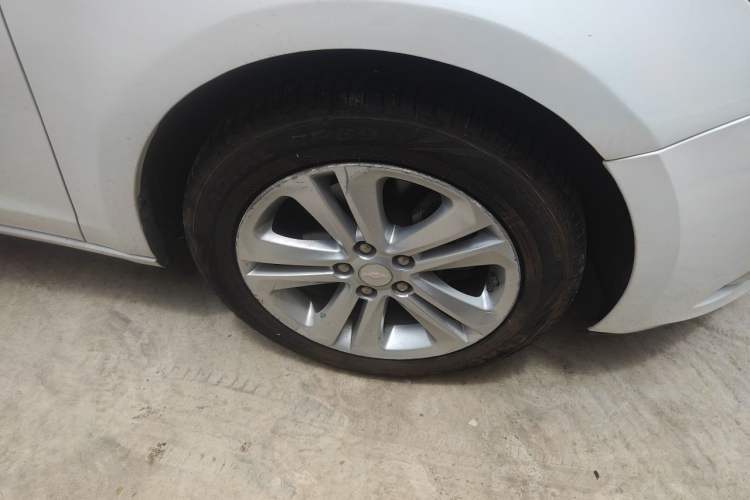 Used Chevrolet Cruze 2015 1.5L Automatic Fashion Navigation Edition Right Front Wheel Hub