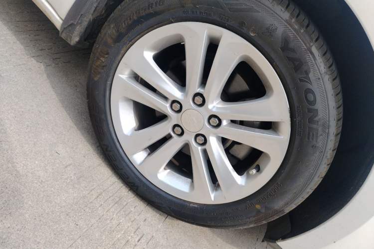 Used Chevrolet Cruze 2015 1.5L Automatic Luxury Edition Right Front Wheel Hub