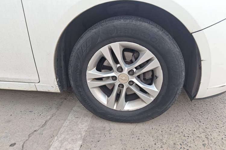 Used Chevrolet Cruze 2015 Hatchback 1.6L Manual Comfort Edition Right Front Wheel Hub