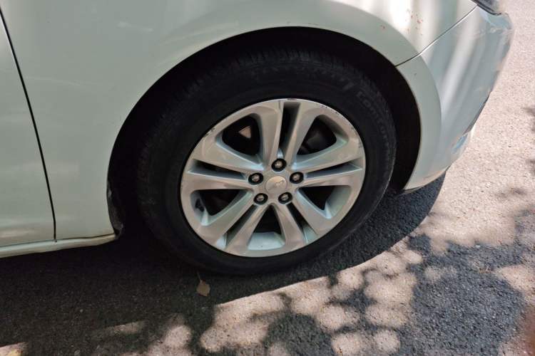 Used Chevrolet Cruze 2015 1.5L Automatic Luxury Edition Right Front Wheel Hub