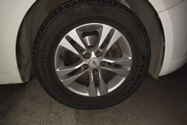 Used Chevrolet Cruze 2015 1.5L Classic SL MT Right Front Wheel Hub
