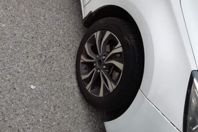 Used Chevrolet Cruze 2015 1.5L Automatic Luxury Edition Right Front Wheel Hub