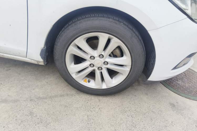 Used Chevrolet Cruze 2015 1.5L Automatic Luxury Edition Right Front Wheel Hub