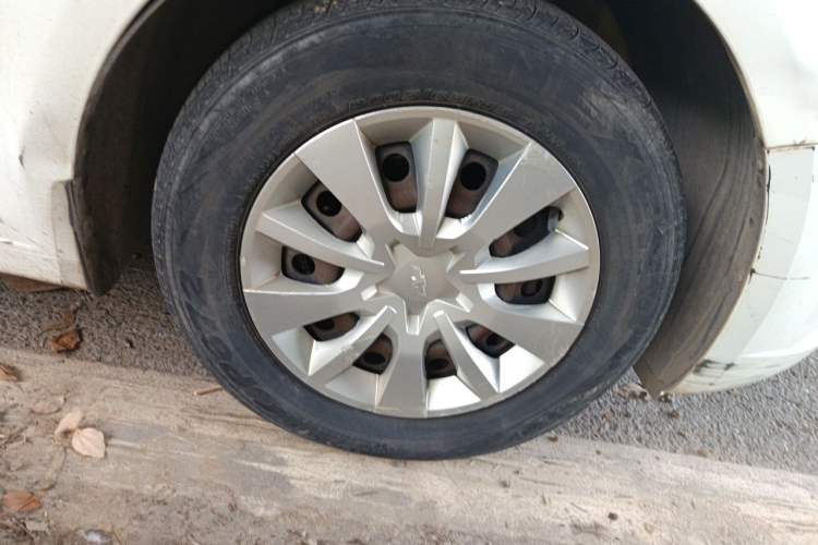 Used Chevrolet Cruze 2015 1.5L Classic SL MT Right Front Wheel Hub