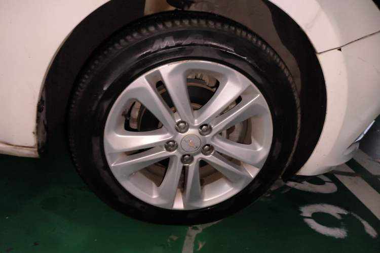 Used Chevrolet Cruze 2015 1.5L Automatic Luxury Edition Right Front Wheel Hub