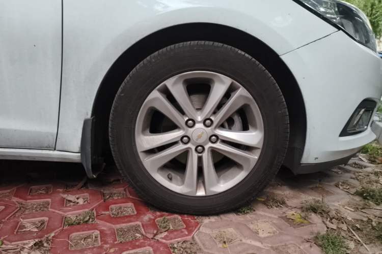 Used Chevrolet Cruze 2015 1.5L Automatic Luxury Edition Right Front Wheel Hub