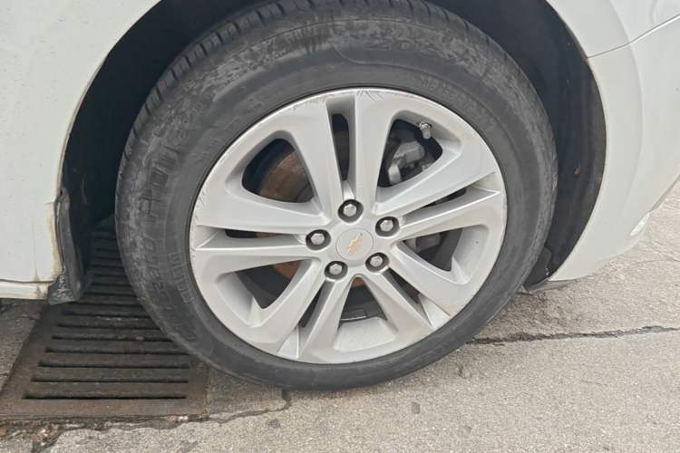 Used Chevrolet Cruze 2015 1.5L Automatic Luxury Edition Right Front Wheel Hub