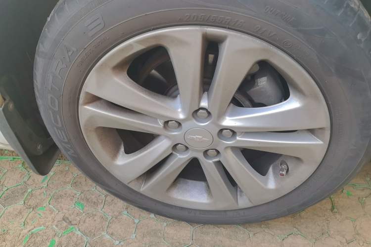 Used Chevrolet Cruze 2015 1.5L Automatic Luxury Edition Right Front Wheel Hub