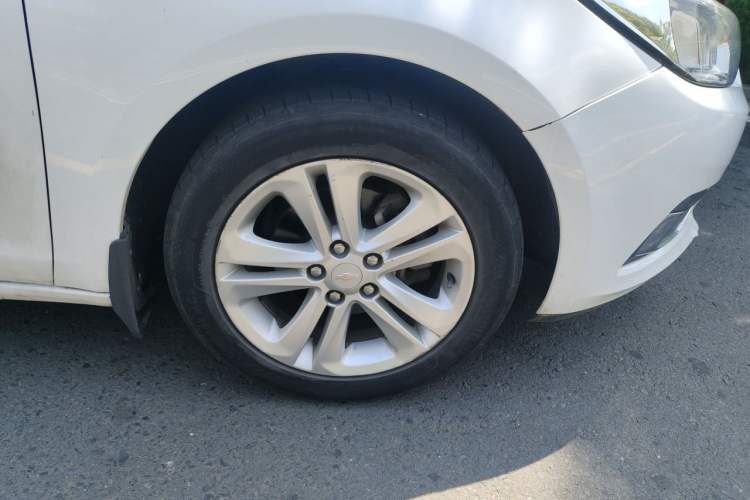 Used Chevrolet Cruze 2015 1.5L Automatic Luxury Edition Right Front Wheel Hub