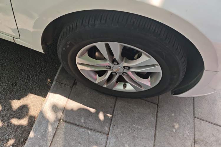 Used Chevrolet Cruze 2015 1.5L Classic SE MT Right Front Wheel Hub