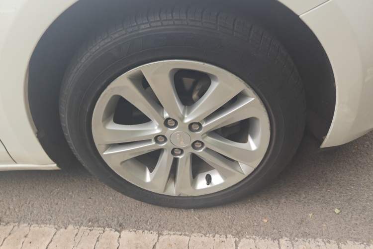 Used Chevrolet Cruze 2015 1.5L Automatic Luxury Edition Right Front Wheel Hub