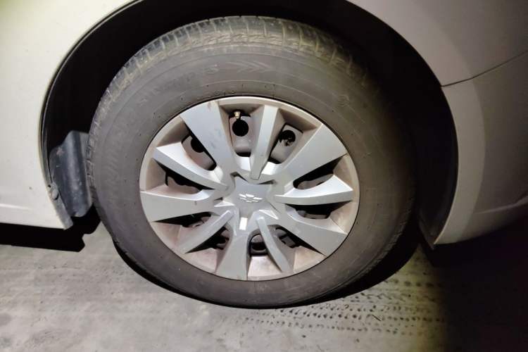 Used Chevrolet Cruze 2015 1.5L Classic SL MT Right Front Wheel Hub