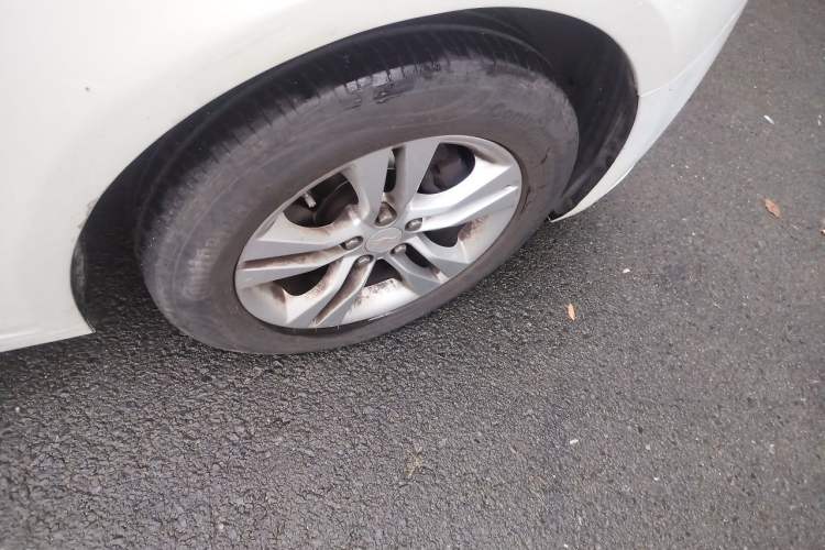 Used Chevrolet Cruze 2015 Hatchback 1.6L Automatic Comfort Edition Right Front Wheel Hub