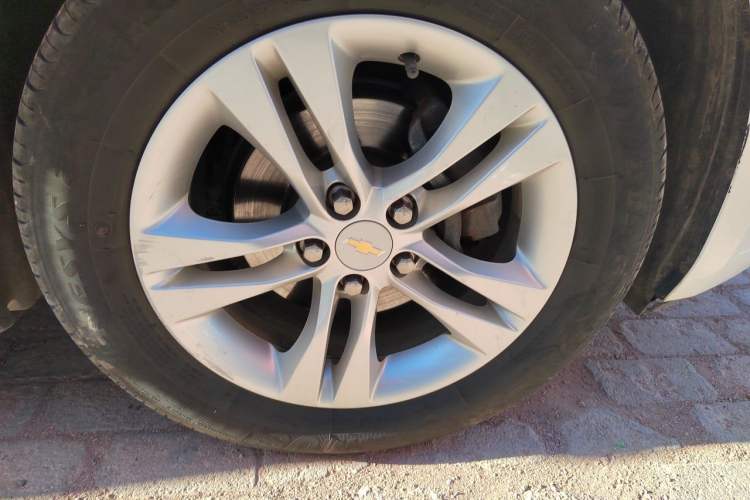 Used Chevrolet Cruze 2015 Hatchback 1.6L Automatic Comfort Edition Right Front Wheel Hub