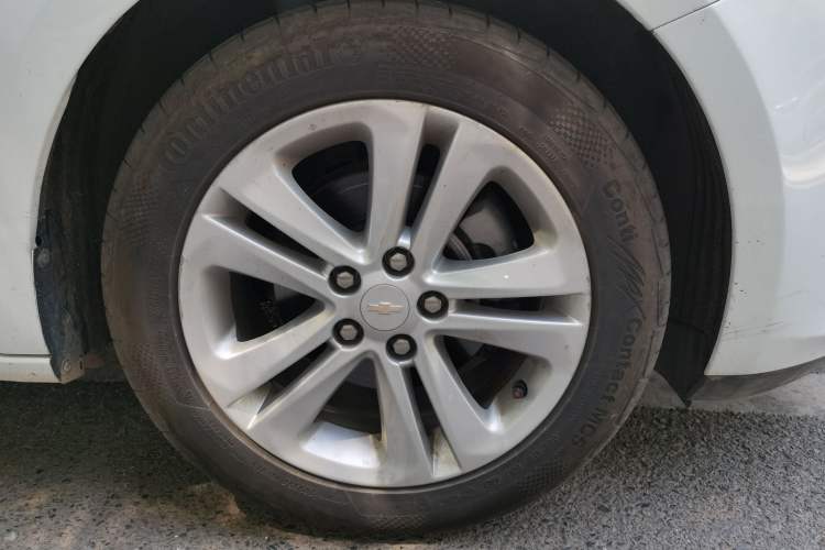 Used Chevrolet Cruze 2015 1.5L Automatic Fashion Navigation Edition Right Front Wheel Hub
