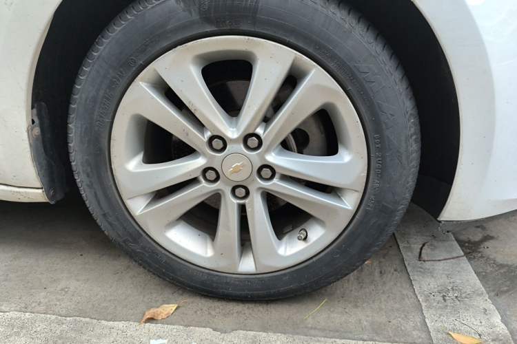 Used Chevrolet Cruze 2015 1.5L Automatic Luxury Edition Right Front Wheel Hub