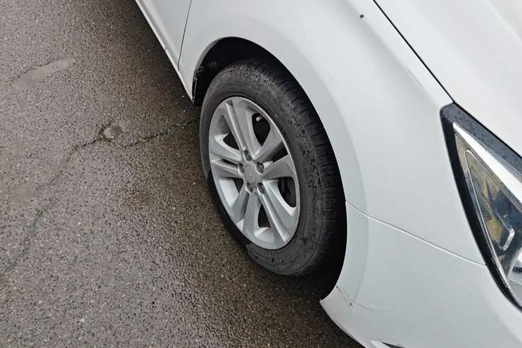 Used Chevrolet Cruze 2015 1.5L Automatic Fashion Navigation Edition Right Front Wheel Hub