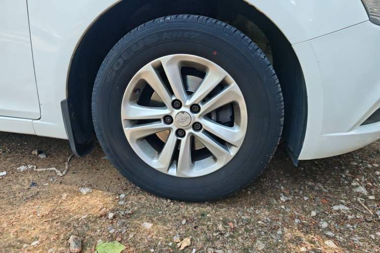 Used Chevrolet Cruze 2015 1.5L Classic SL MT Right Front Wheel Hub