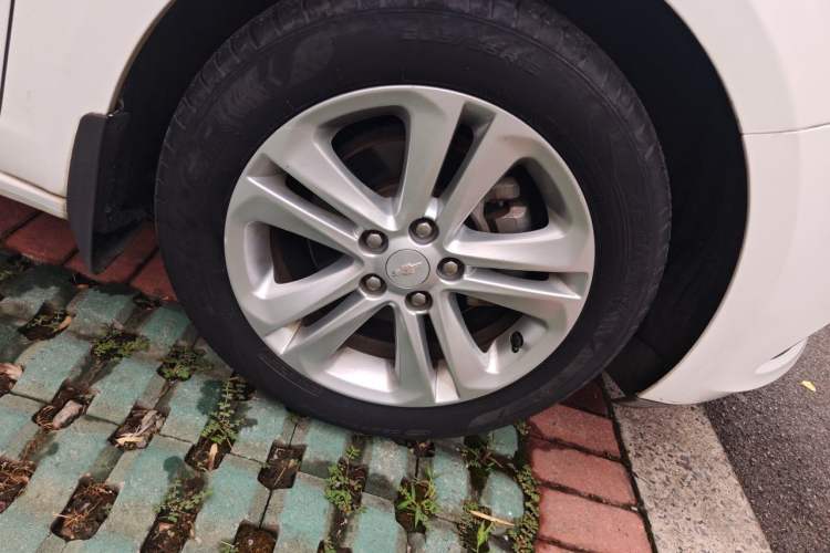 Used Chevrolet Cruze 2015 1.5L Automatic Fashion Navigation Edition Right Front Wheel Hub
