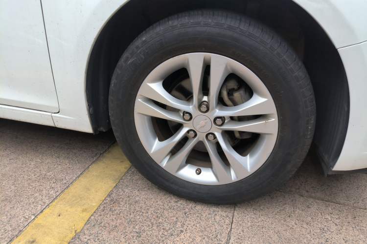 Used Chevrolet Cruze 2015 Hatchback 1.6L Automatic Comfort Edition Right Front Wheel Hub