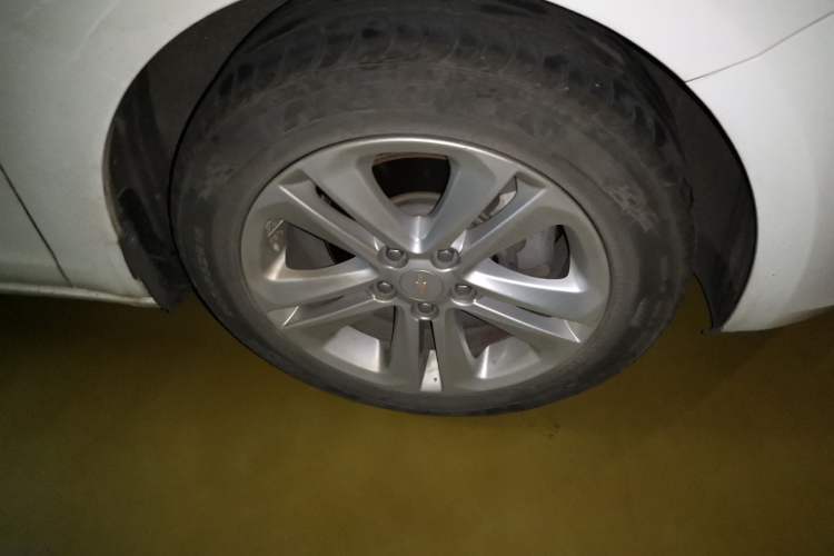 Used Chevrolet Cruze 2015 1.5L Automatic Luxury Edition Right Front Wheel Hub