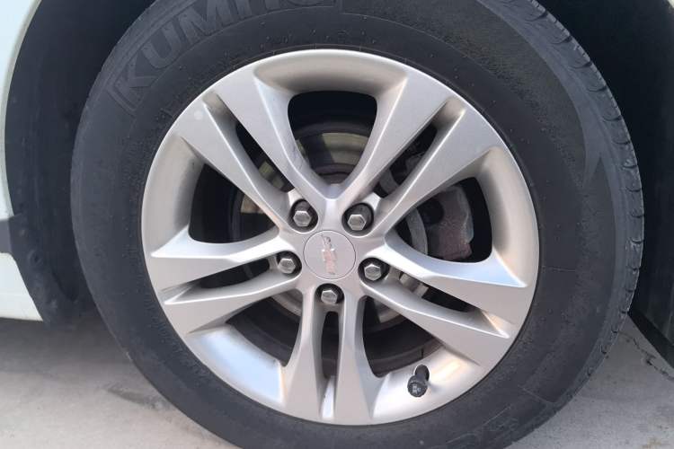 Used Chevrolet Cruze 2015 1.5L Classic SE MT Right Front Wheel Hub