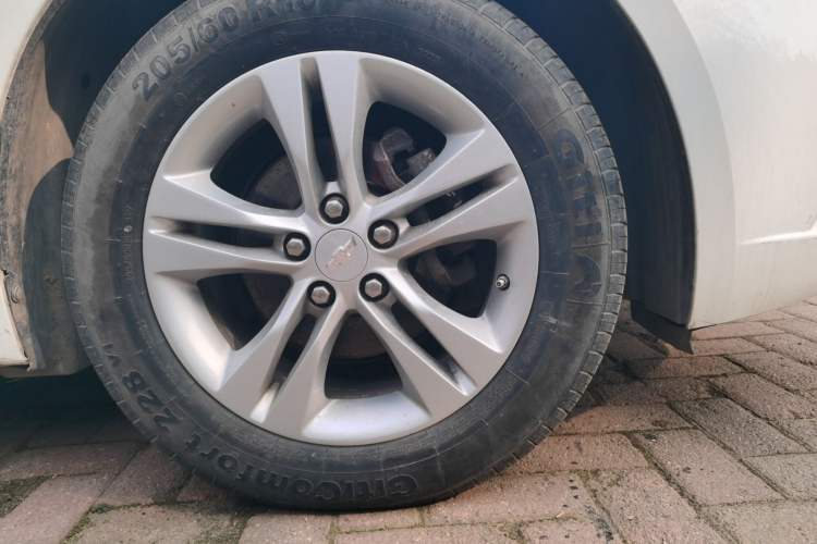 Used Chevrolet Cruze 2015 1.5L Classic SE MT Right Front Wheel Hub