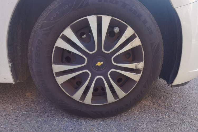 Used Chevrolet Cruze 2015 Hatchback 1.6L Manual Comfort Edition Right Front Wheel Hub
