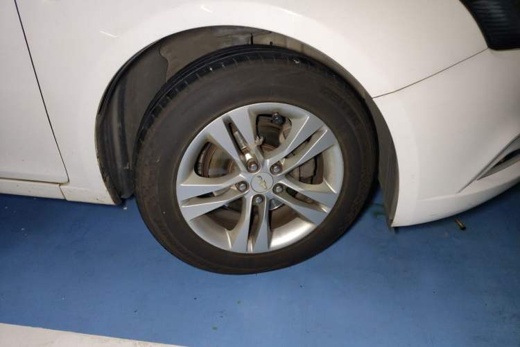 Used Chevrolet Cruze 2015 1.5L Classic SE MT Right Front Wheel Hub