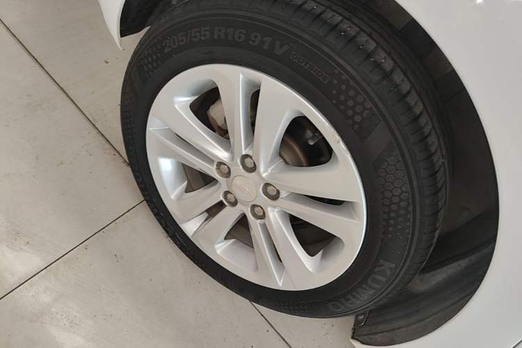 Used Chevrolet Cruze 2015 1.5L Automatic Luxury Edition Right Rear Wheel Hub