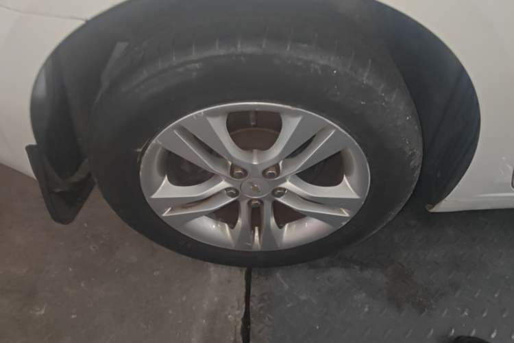 Used Chevrolet Cruze 2015 Hatchback 1.6L Automatic Comfort Edition Right Rear Wheel Hub