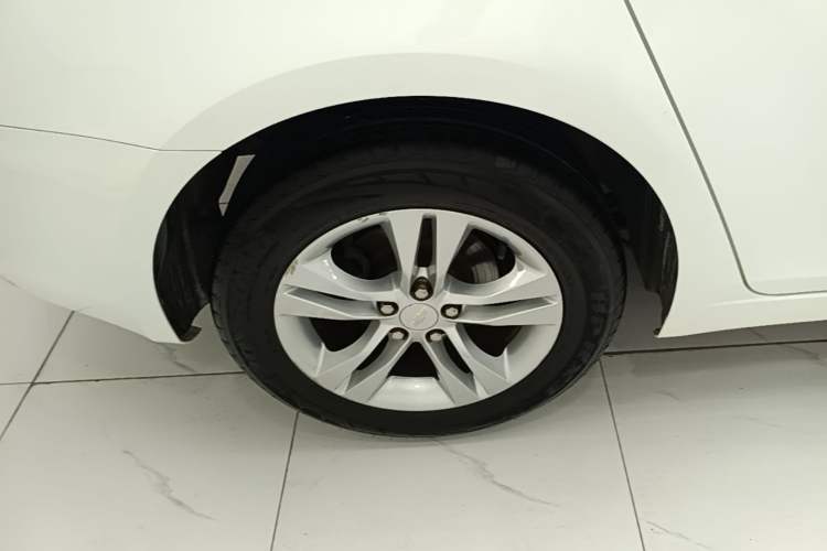 Used Chevrolet Cruze 2015 Hatchback 1.6L Automatic Comfort Edition Right Rear Wheel Hub
