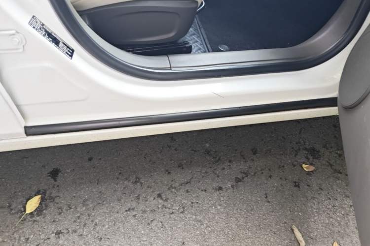 Used Chevrolet Cruze 2015 1.5L Classic SL MT Right Side Sill