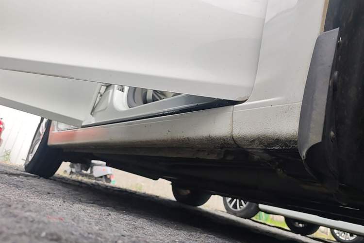 Used Chevrolet Cruze 2015 1.5L Classic SE MT Right Side Sill