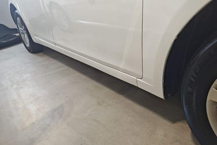 Used Chevrolet Cruze 2015 1.5L Classic SE AT Right Side Sill