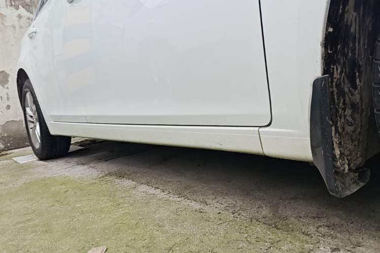 Used Chevrolet Cruze 2015 Hatchback 1.6L Automatic Comfort Edition Right Side Sill